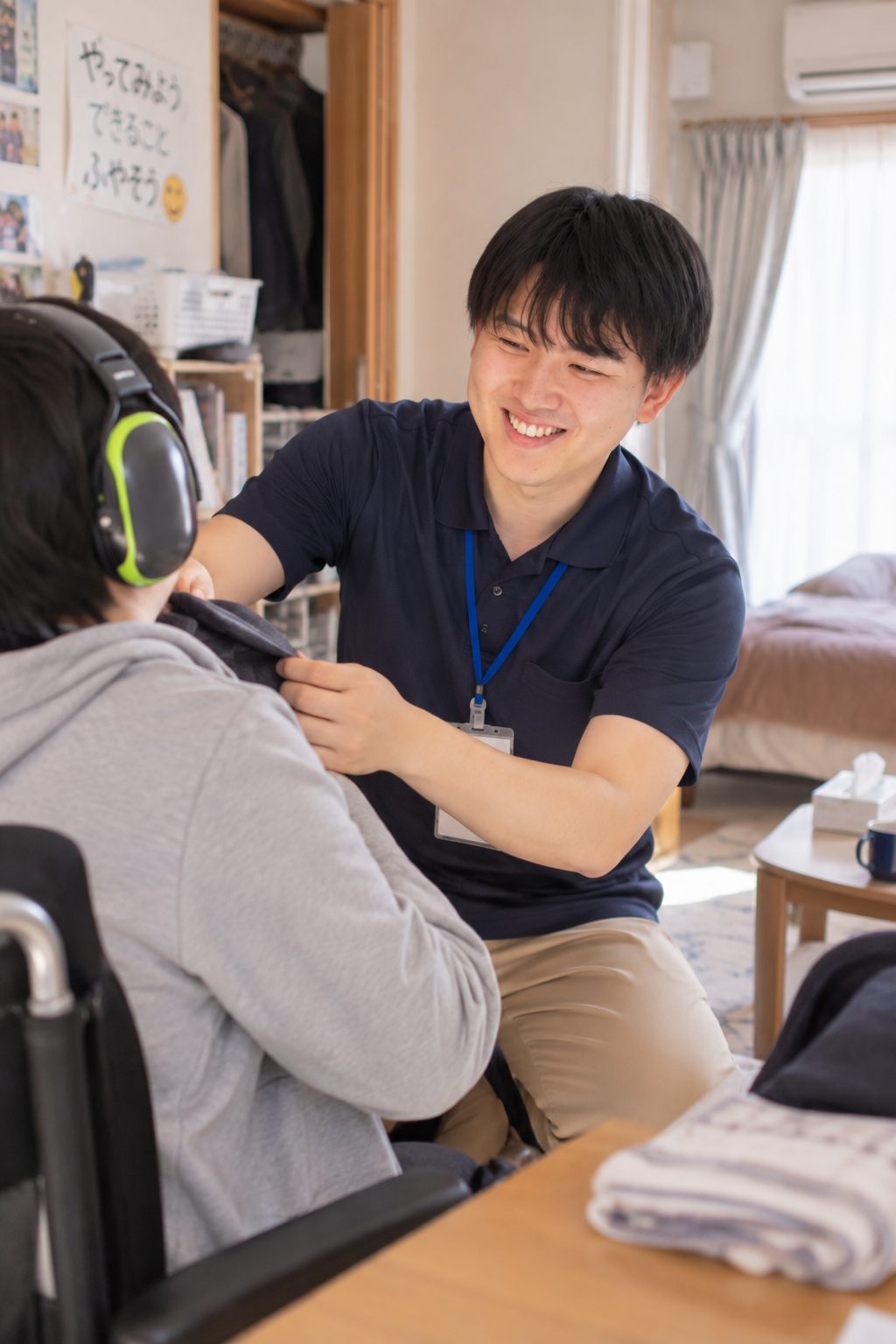 利用者様の自宅で、笑顔で会話する訪問介護スタッフ